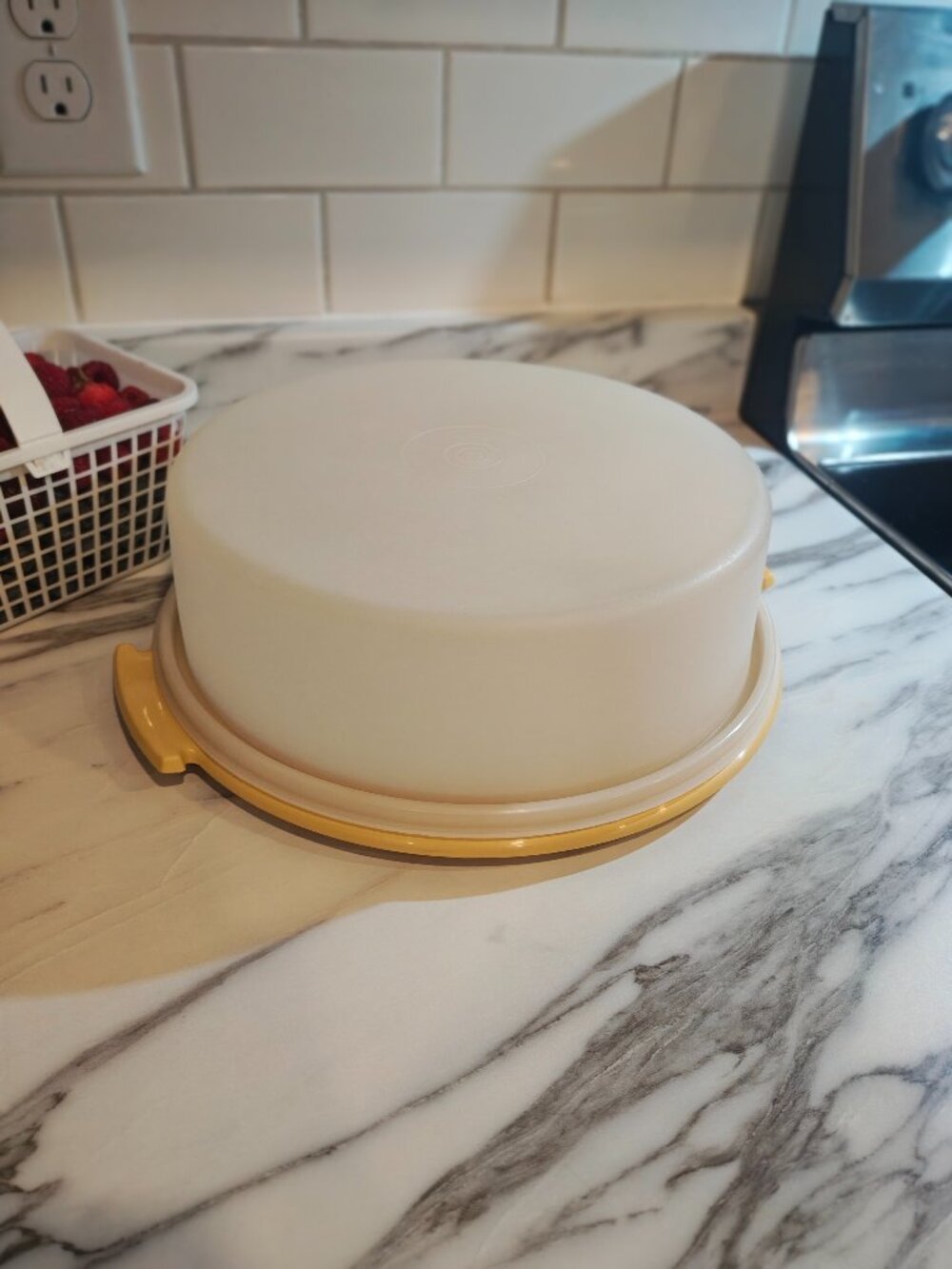 Vintage Tupperware Pie Taker Harvest Gold 719 720 with Lid | 1970s Pie Carrier - Picture 3 of 8